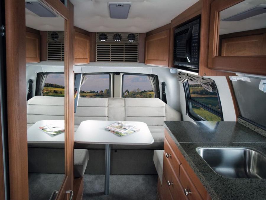 Интерьер Roadtrek 210 Versatile 2010 года  (фото 2 из 6)